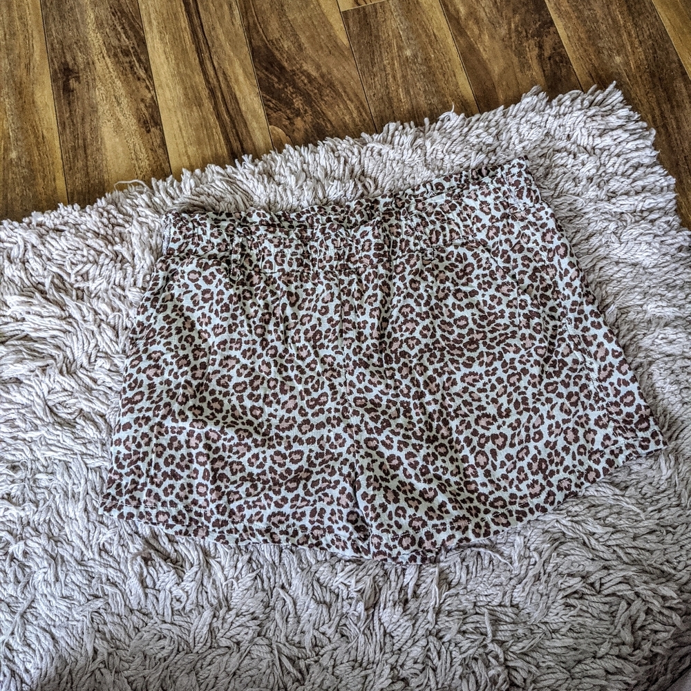 🌼April Kiss Leopard Shorts Size large
